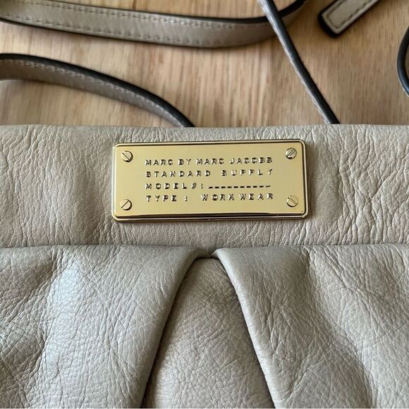 Marc Jacob small leather messenger side bag taupe color - Picture 3 of 6